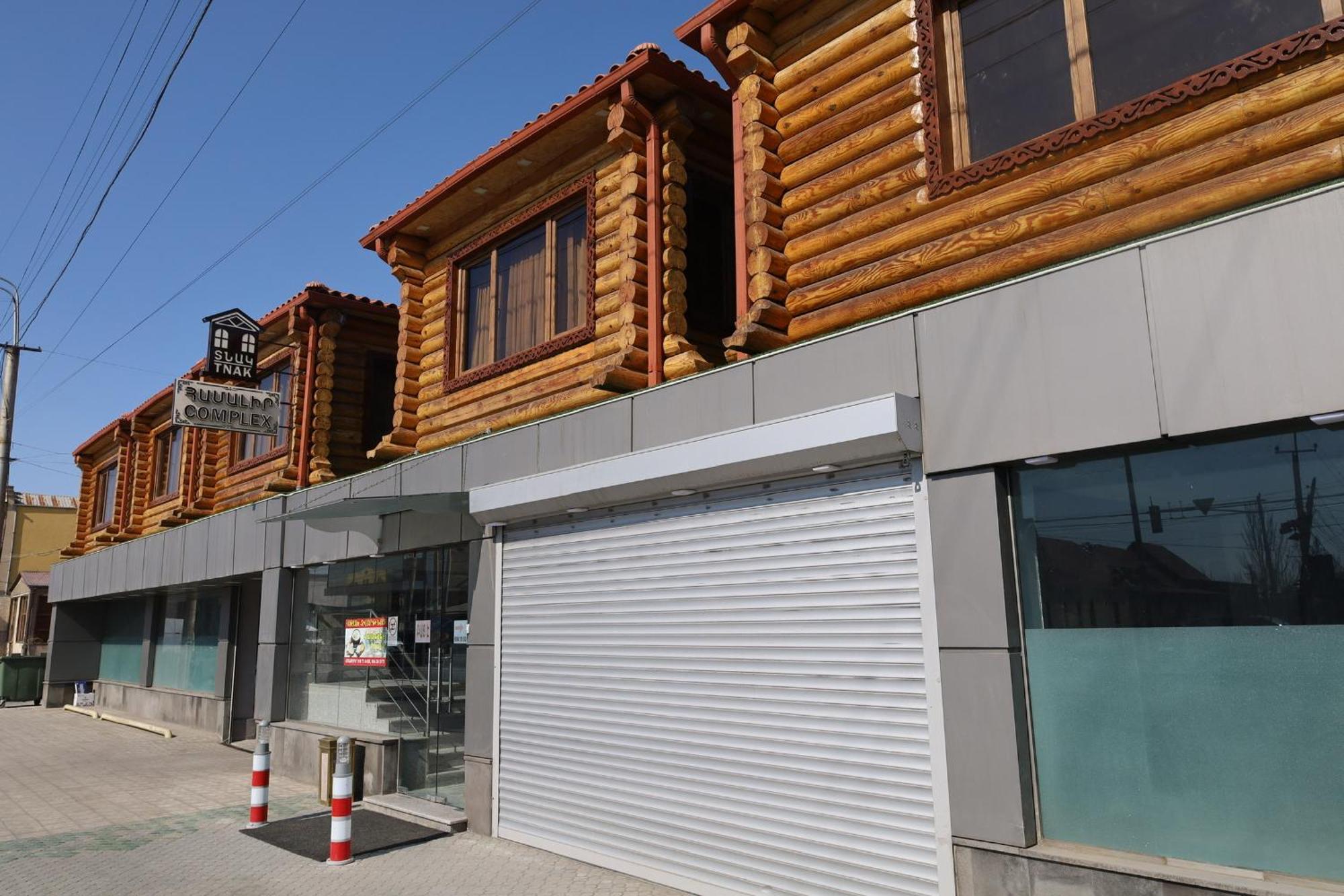 Tnak Hotel Jerevan Buitenkant foto