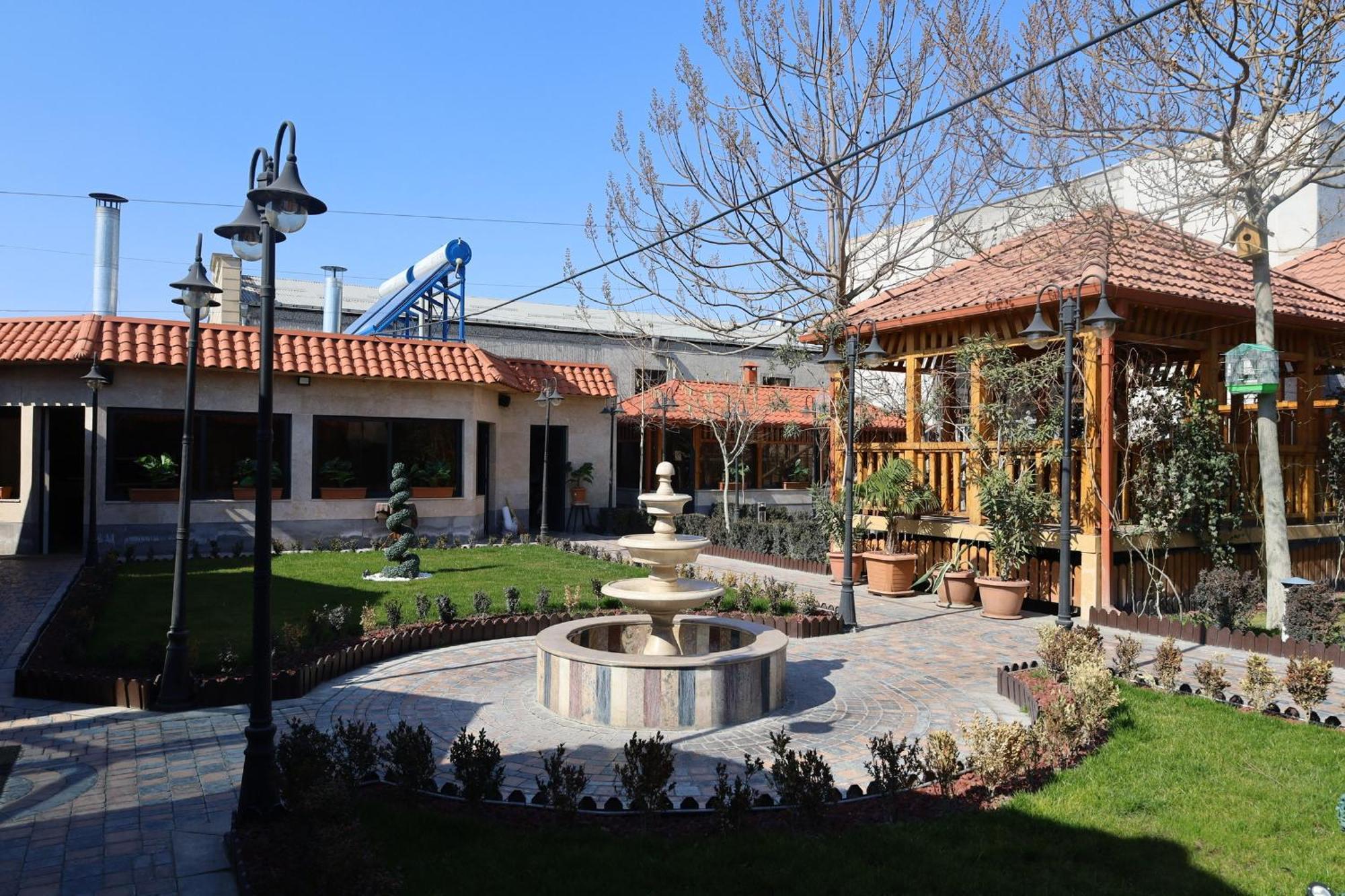 Tnak Hotel Jerevan Buitenkant foto